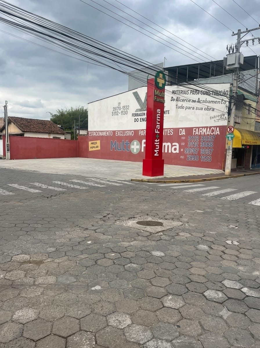 Esquina da MultFarma Potim com estacionamento